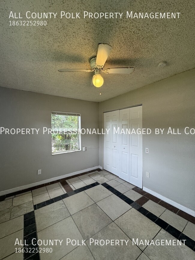 Building Photo - 3 Bedroom 1 Bath Home in St. Pete!