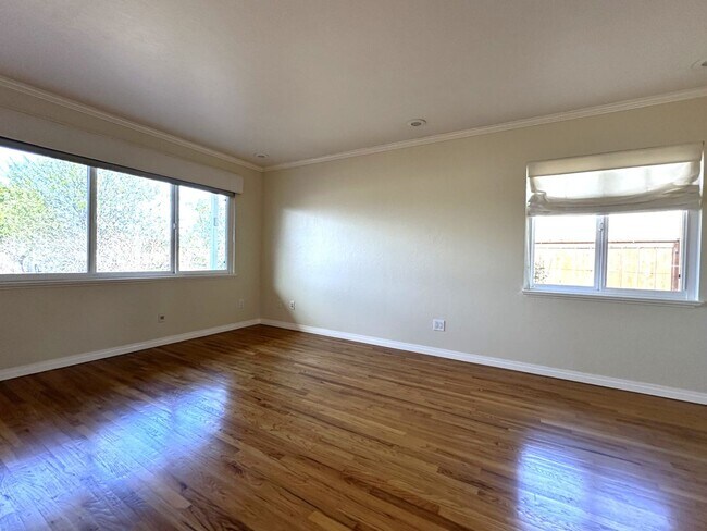 Building Photo - East Clairemont Mesa - Spacious 3 Bedroom / 1.5 Bath Single-Story Home with AC and Garage