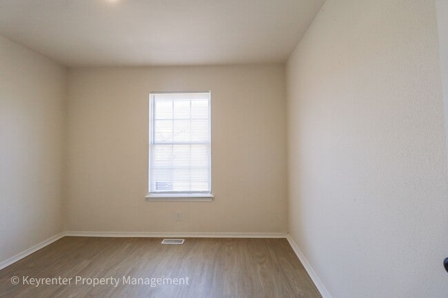 Building Photo - E 31st Ct Duplex