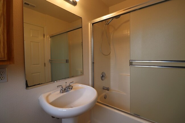 Building Photo - Lovely Cottonwood Glen Townhome