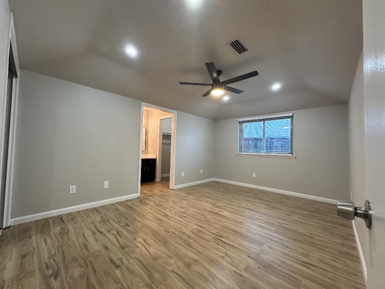 Building Photo - 1149 Midway Dr