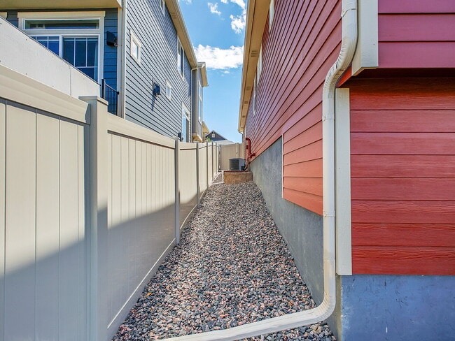 Building Photo - $3,295, 3 bed, 3 bath, located in Erie