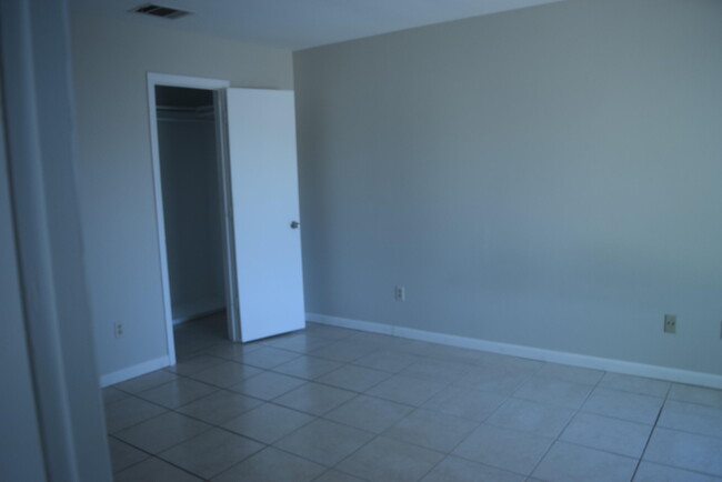 Building Photo - 248 SW Cherryhill Rd