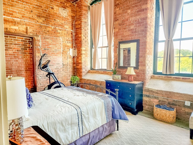 Building Photo - 400 Mills Ave