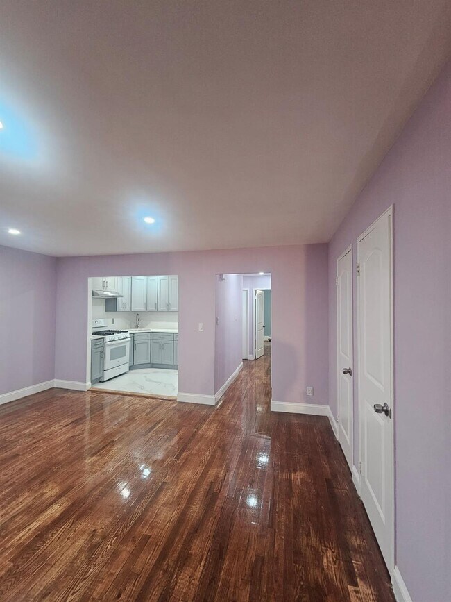 Primary Photo - 918 E 107th St