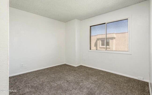 Building Photo - 4040 W Palomino Rd