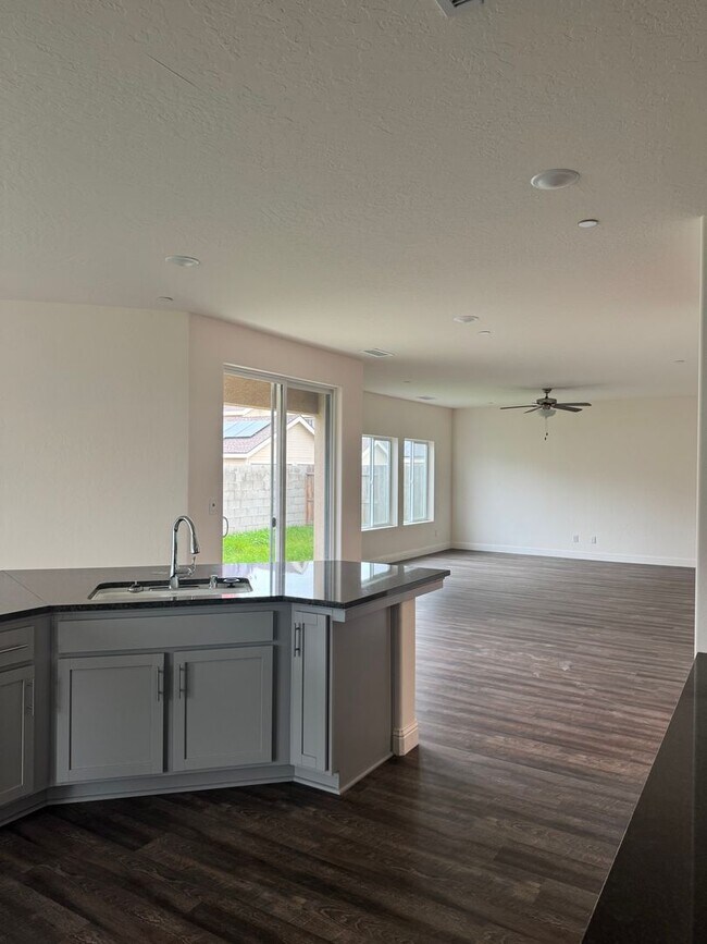 Building Photo - Single Family Home