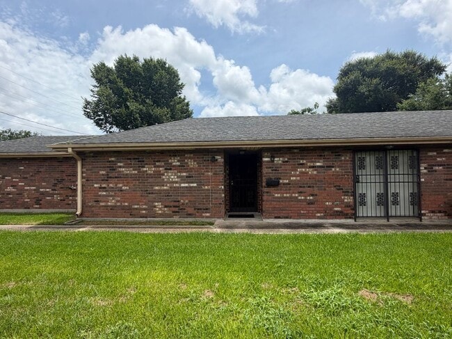 Building Photo - 417 De Armas St