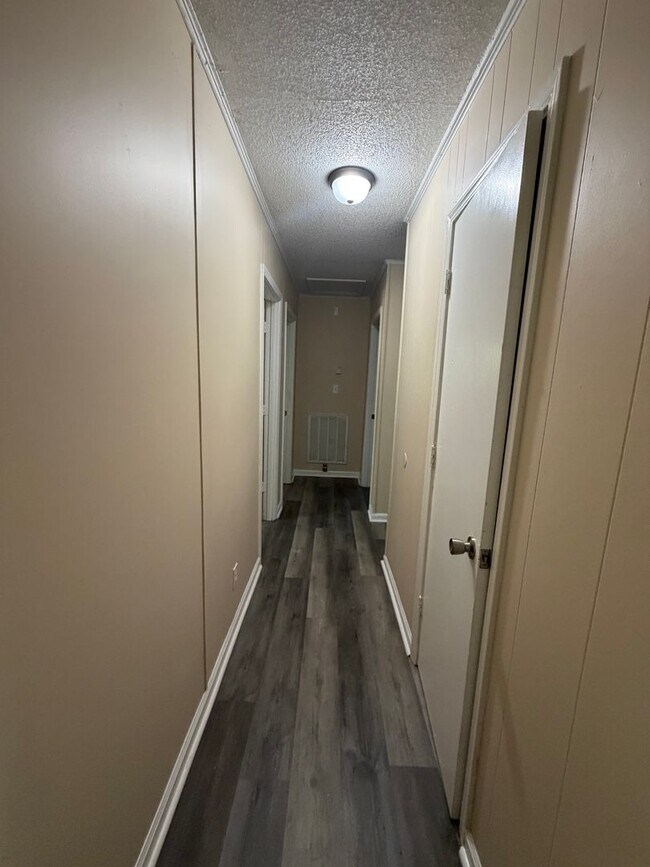 Building Photo - 3 Bedroom Brick Home