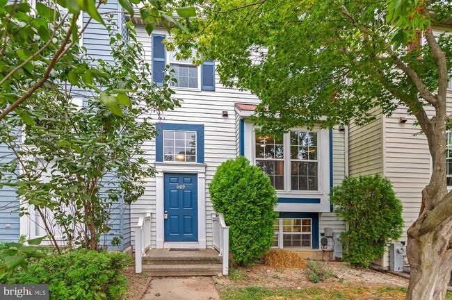 Building Photo - 689 Clearview Ave