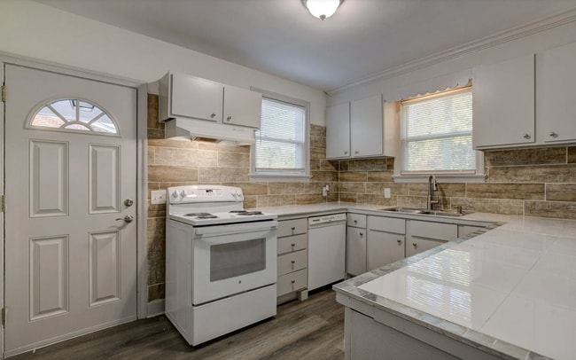 Building Photo - Beautifully renovated ranch bungalow locat...