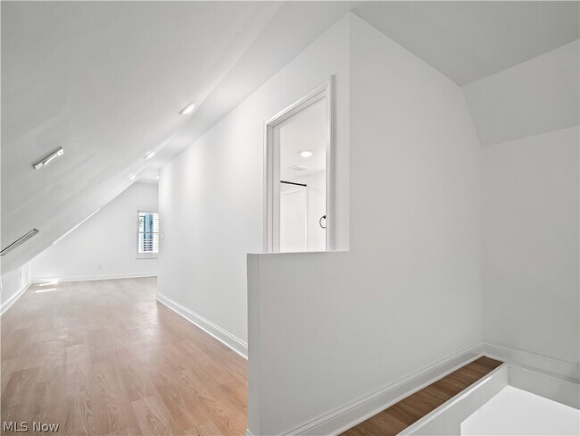 Building Photo - 2037 W 11th St