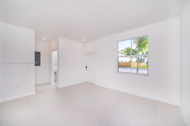 Building Photo - $2,490 2890 SE 26 Ter