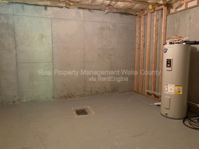 Building Photo - 8025 Goldenrain Way