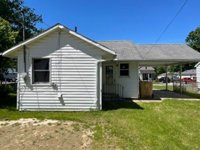 Building Photo - 2 Bed- 1 Bath - Single Family Home