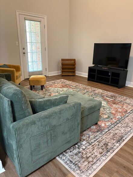 Living Room, Smart TV - 3218 Veterans Memorial Pky