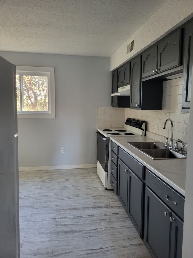 Building Photo - 2 bedroom 1 bath apartment for rent in Wamego KS