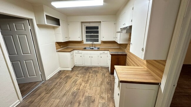 Building Photo - Cute 4 Bedroom Home!