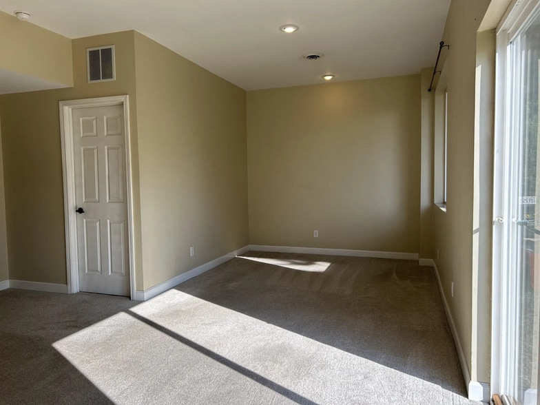 Building Photo - 518 Fuller Ln
