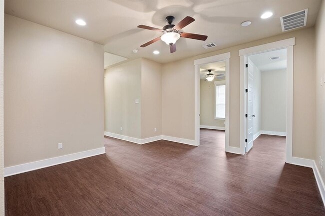 Building Photo - 1700 Cedar Bend Dr