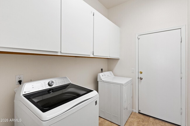 Building Photo - 6586 W Oraibi Dr