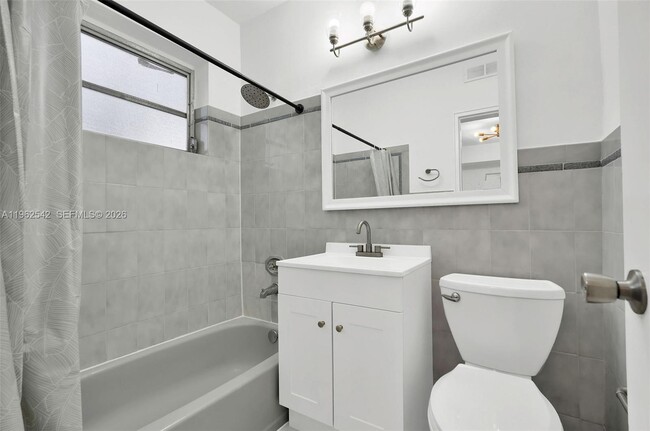 Building Photo - 4740 Pine Tree Dr