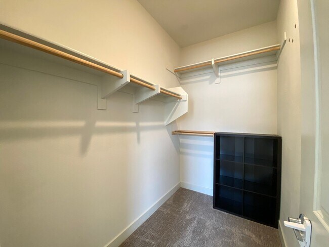 Building Photo - *Special*Stunning 3 Bedroom 3.5 Bathroom T...