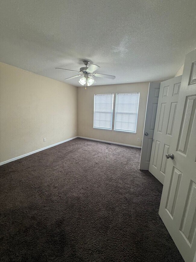 Building Photo - Charming Townhome, Prime Location, Cozy Li...