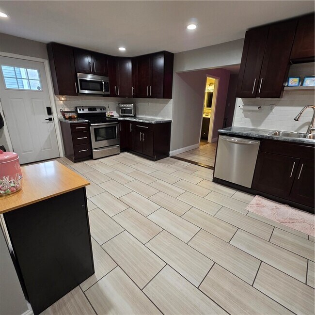 Building Photo - 149 Adam St