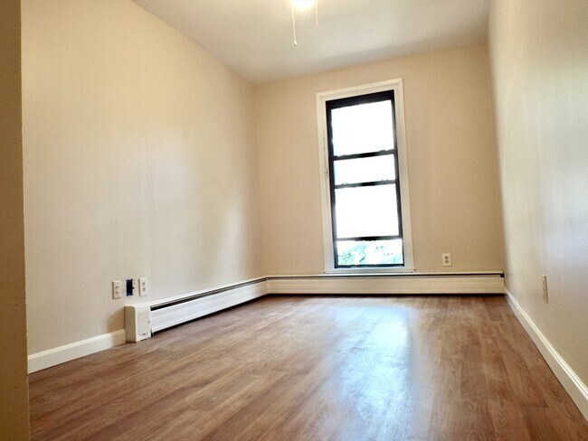 Building Photo - 32 Juniper St