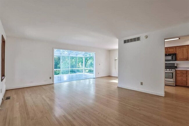 Building Photo - 476 Compton Rd