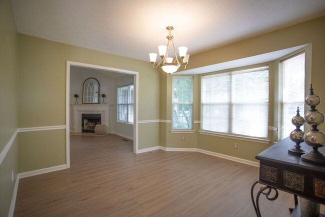 Building Photo - "Charming 4-Bedroom Retreat with Guest Suite & 3 Baths in Murfreesboro!"