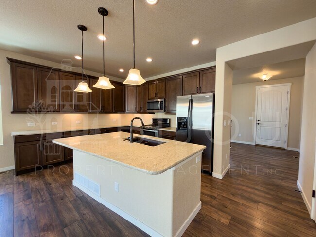 Building Photo - Spacious 4 Bedroom!!