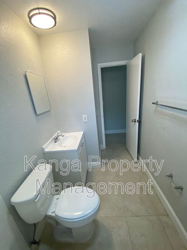 Building Photo - 4327 Cocoanut Rd