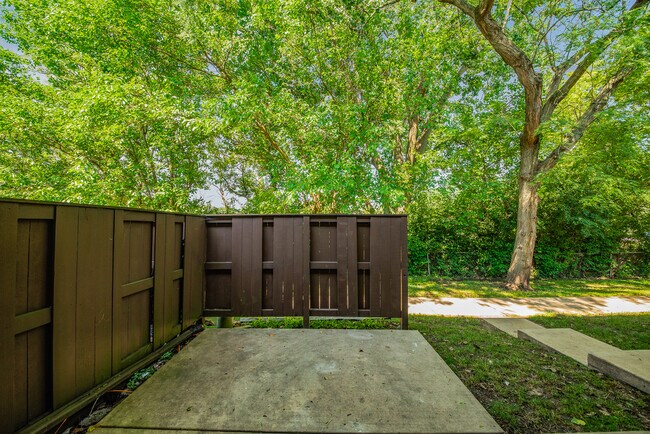Building Photo - 7346 Country Creek Way