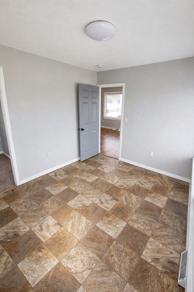 Building Photo - 1-603 1/2 N Superior Ave