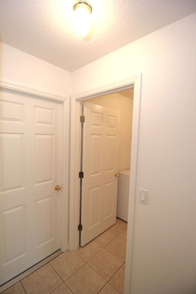 Building Photo - Roomy 3 Bed 2 Bath Screened Lanai Home for Rent in Pine Lakes