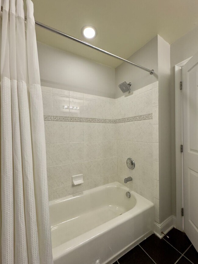 Building Photo - Charming 4 Bedroom/3.5 Bathroom Townhome with In-Unit Laundry in Pigtown, Baltimore, MD!