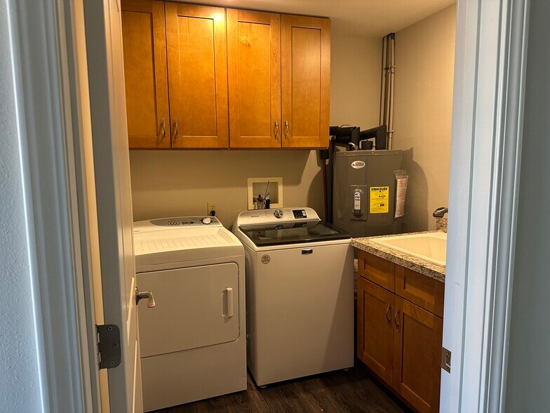 Full Size Laundry Room - 107 W Wisconsin Ave