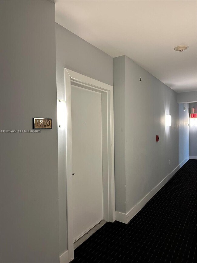 Building Photo - 1800 N Bayshore Dr