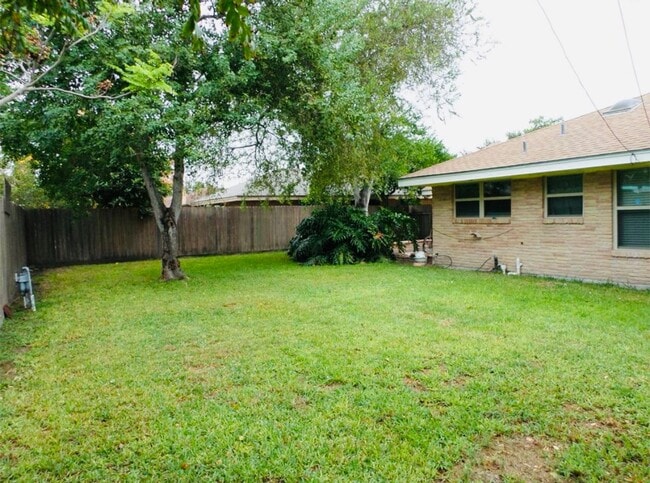 Building Photo - 3 Bedroom 2 Bath House in Corpus Christi! ...