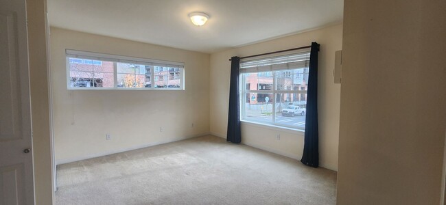 Building Photo - 3 Bed / 2 Bath Issaquah Highlands Townhome...