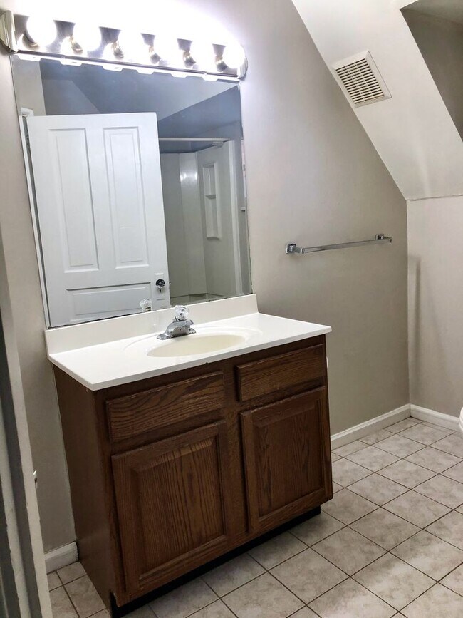 Building Photo - *** Amazing Shadyside Apartment * Walk to everything * Pet Friendly * Duplex Style Apartment * Lu...