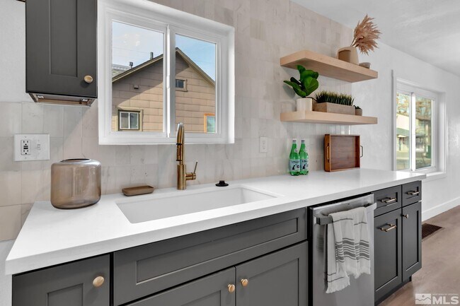 Building Photo - 402 Grand Canyon Blvd