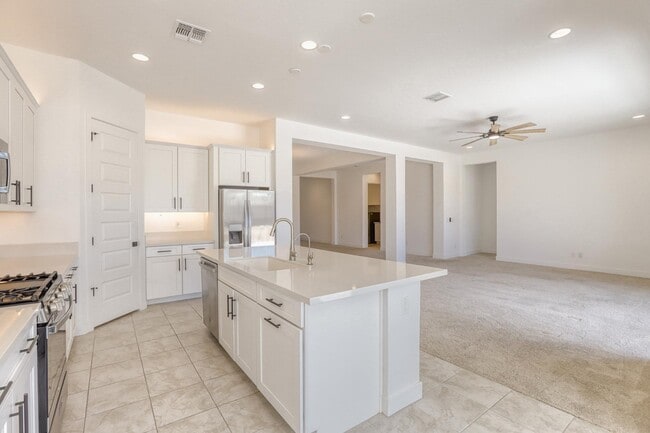 Building Photo - 8723 W Vista Ave