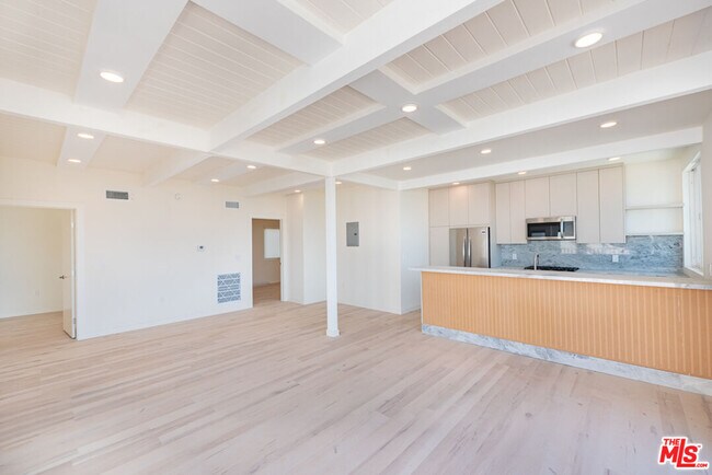 Building Photo - 7275 Birdview Ave