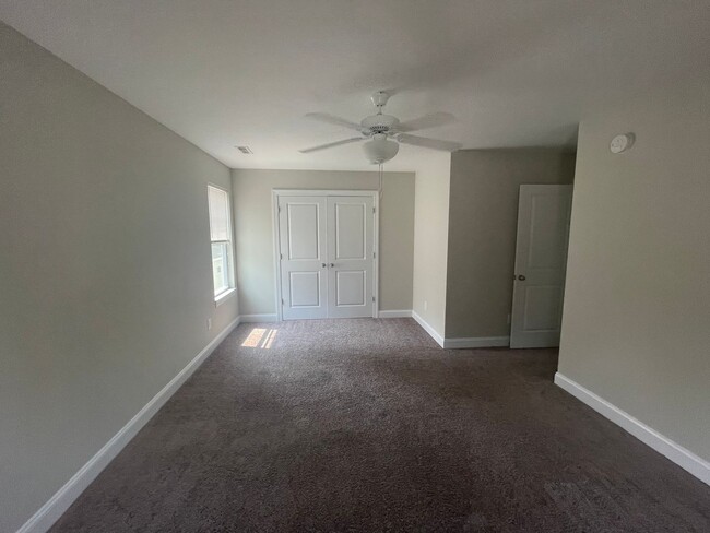 Building Photo - 3 Bed 2.5 Bath Single Family Home