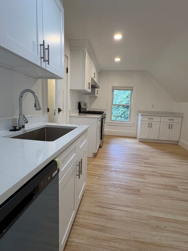 Building Photo - 9 Knapp St