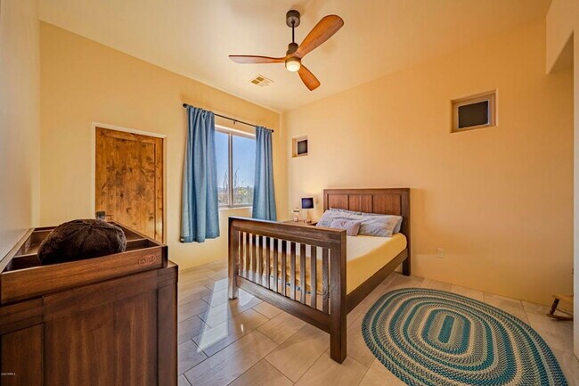 Building Photo - 335 Latigo Way