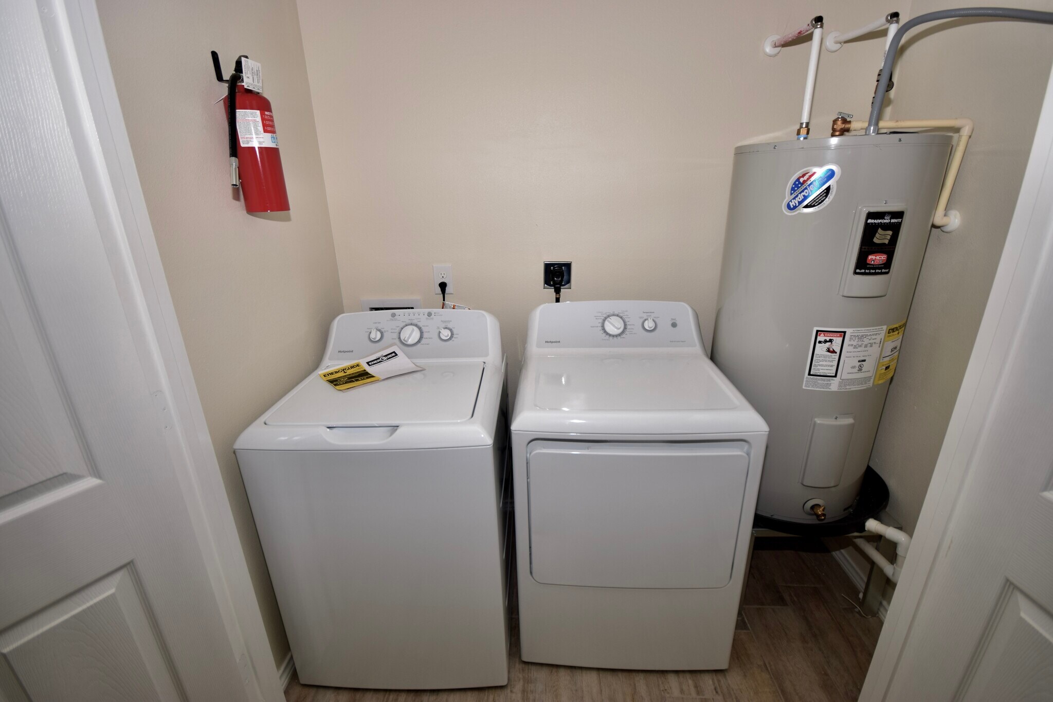 Building Photo - 5000 N Hiawatha Dr